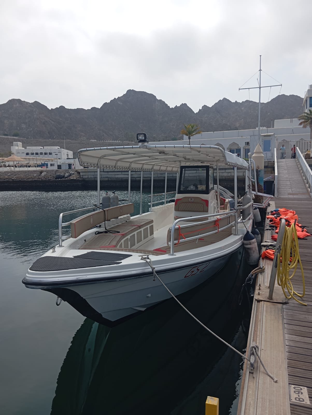 Global Scuba Oman contact hero